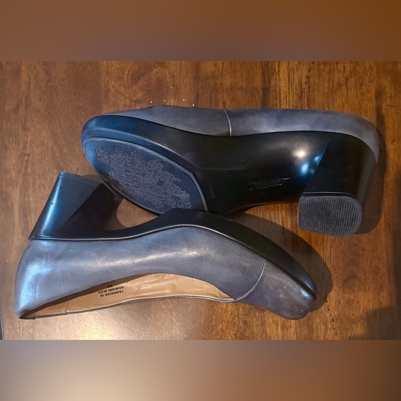 Earth Admiral Blue Leather Women's Heels - Picture 13 of 14